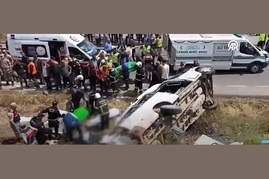 Жестока катастрофа: Камион помете микробус, най-малко 8 загинали и 11 ранени